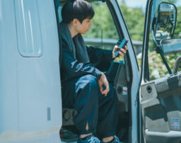 荷待ち時間が長い！問題視されるドライバーの長時間労働とその実態