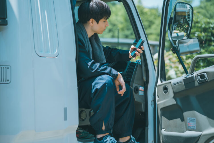 荷待ち時間が長い！問題視されるドライバーの長時間労働とその実態