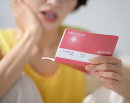 楽天カードの支払いが遅れたらどうなる？滞納時の対処法も解説
