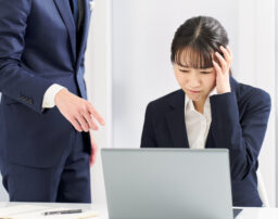 パワハラにあたる言葉とは？具体例と対処法を弁護士が解説