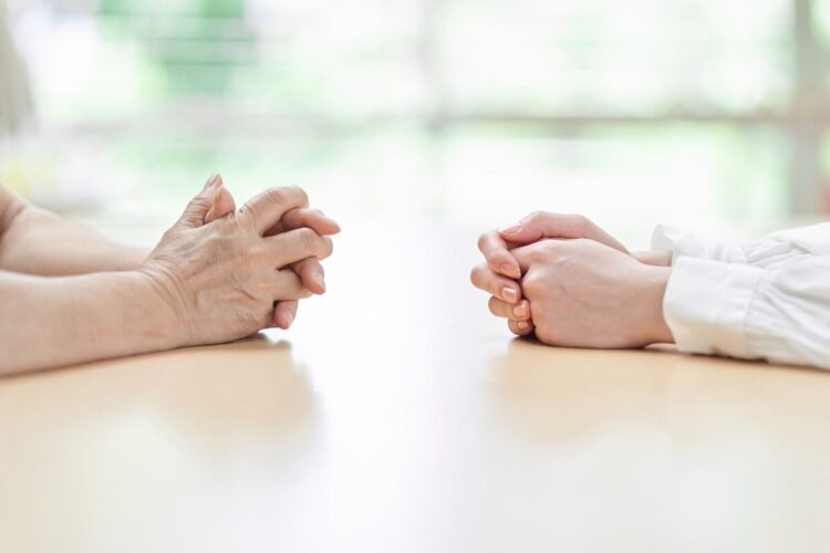 疎遠な親の相続問題の対処法(前編)|死亡連絡から初期対応、選択肢の提示まで