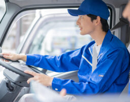 運送会社の従業員が物損事故！誰が修理代を負担する？