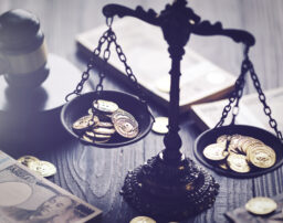 交通事故の慰謝料と示談金の違いは？相場や増額のポイントを解説