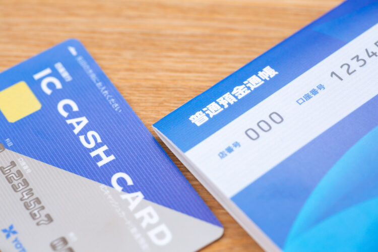 故人の銀行口座をそのまま使うことの法的リスクと適切な対応方法 