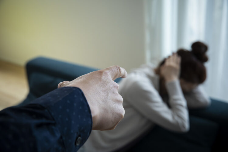 モラハラ夫の特徴は？原因や対処法、離婚の流れも弁護士が解説