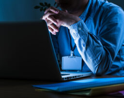 過労による労災の申請ガイド：認定基準から申請方法まで解説