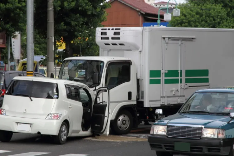 交通事故の慰謝料はいくらもらえる？通院1日あたりの相場や計算方法を解説