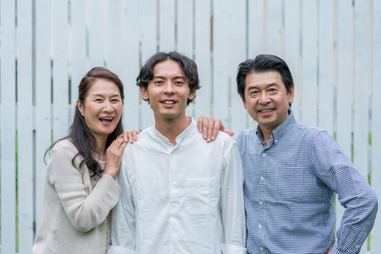 子離れできない親の特徴と対処法｜親子関係を健全に保つために 