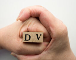 DV男の特徴と対処法｜弁護士が暴力の種類や相談先も解説 