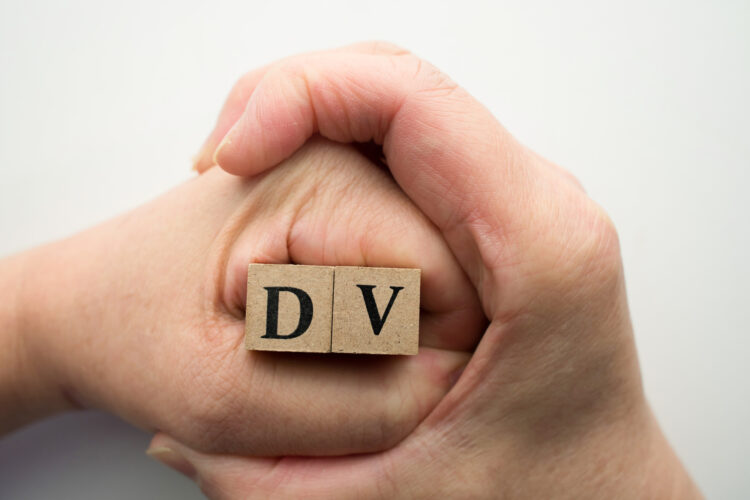 DV男の特徴と対処法｜弁護士が暴力の種類や相談先も解説 