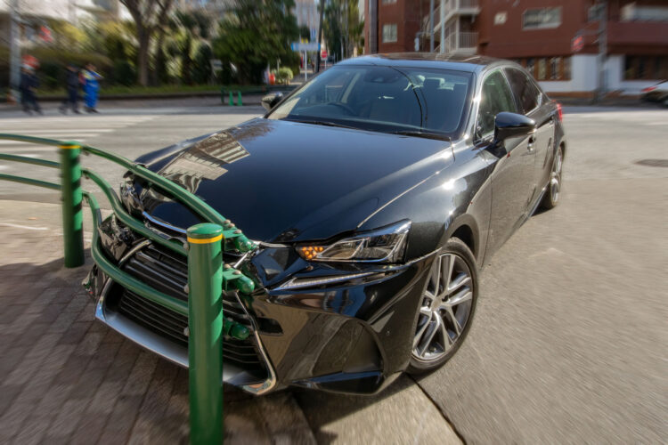 自損事故は自動車保険で補償される?事故後の対処法や適用される保険の種類を解説