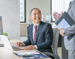 【2025年4月から】65歳までの雇用確保が完全義務化！法改正のポイントと対応策
