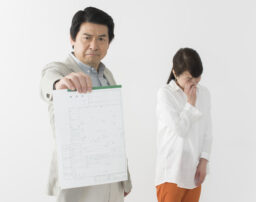 夫から離婚を切り出される妻｜特徴と対処法を弁護士が解説