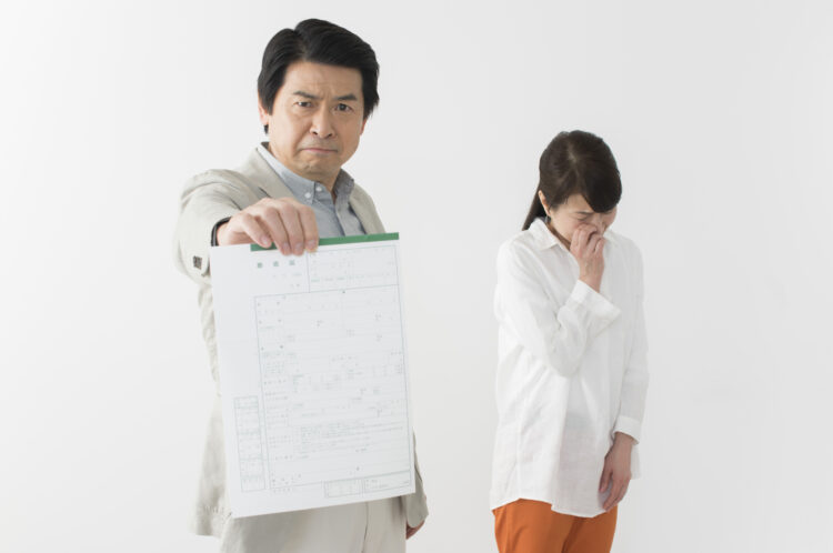 夫から離婚を切り出される妻｜特徴と対処法を弁護士が解説