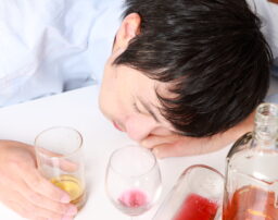 弁護士が解説！アルコール依存症の夫を持つ妻の特徴と必要な離婚知識