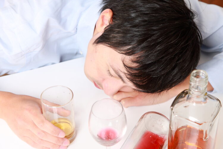 弁護士が解説！アルコール依存症の夫を持つ妻の特徴と必要な離婚知識