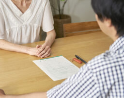 50代で熟年離婚した慰謝料相場はいくら？請求できる条件と増額ポイント