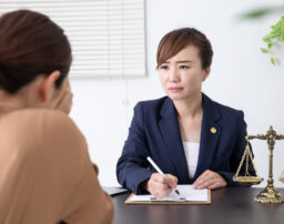 不倫で離婚する場合、財産分与はどうなる？弁護士が解説