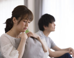 「夫の気持ちが離れたサイン」を発見！離婚を避けたい妻のための戦略的行動