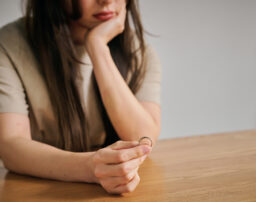 【弁護士監修】好きな人ができたから離婚したい…慰謝料のリスクと「有責配偶者」の壁