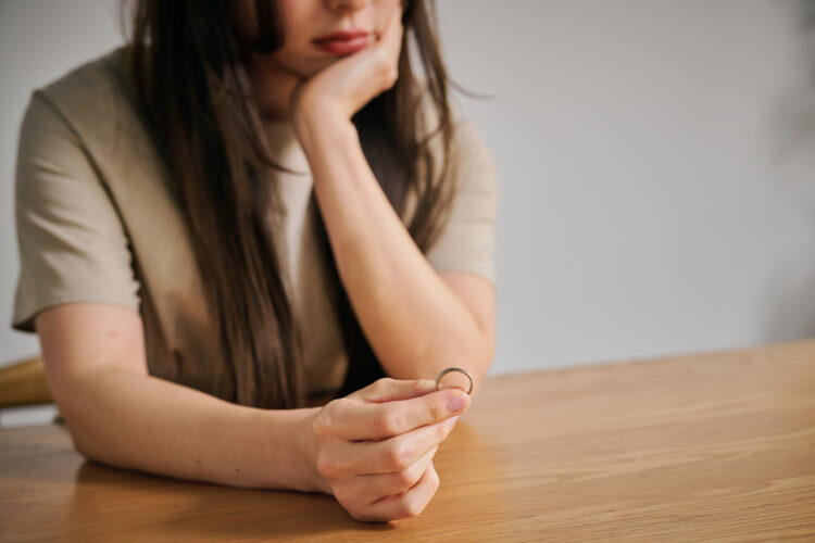 【弁護士監修】好きな人ができたから離婚したい…慰謝料のリスクと「有責配偶者」の壁