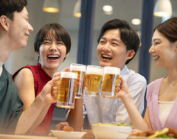 同窓会不倫を見抜く！40代50代の心理とあやしい行動・対処法を解説