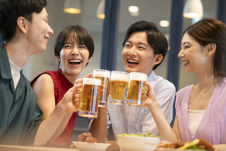 同窓会不倫を見抜く！40代50代の心理とあやしい行動・対処法を解説