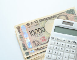 不倫慰謝料の相場は？離婚の有無や増額・減額要素をケース別に解説