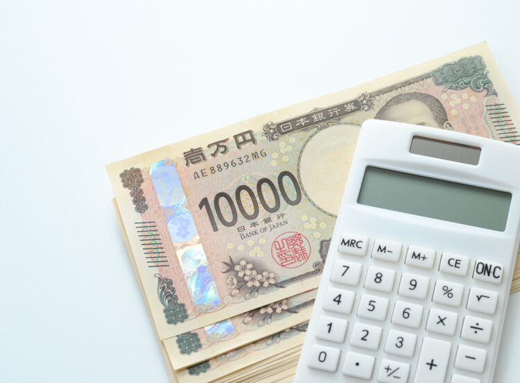 不倫慰謝料の相場は？離婚の有無や増額・減額要素をケース別に解説