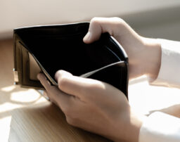 お金が必要なのにどこからも借りられない…審査なしの対処法と根本的な解決手段