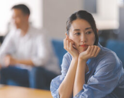 旦那の浮気をほっとくのは危険？弁護士が教える「戦略的放置」で後悔しない準備を