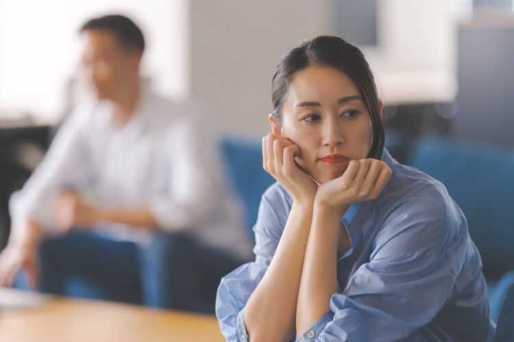 旦那の浮気をほっとくのは危険？弁護士が教える「戦略的放置」で後悔しない準備を