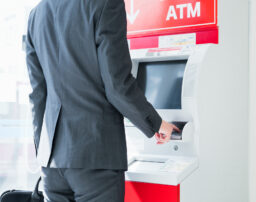 給料日前の救世主？多重債務の入り口になりかねないキャッシングとは