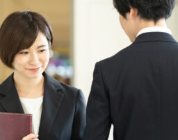 社内のあやしい二人はバレている？不倫のサインと弁護士が教えるリスク