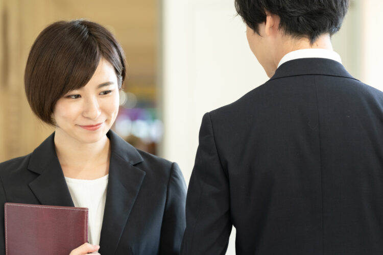 社内のあやしい二人はバレている？不倫のサインと弁護士が教えるリスク